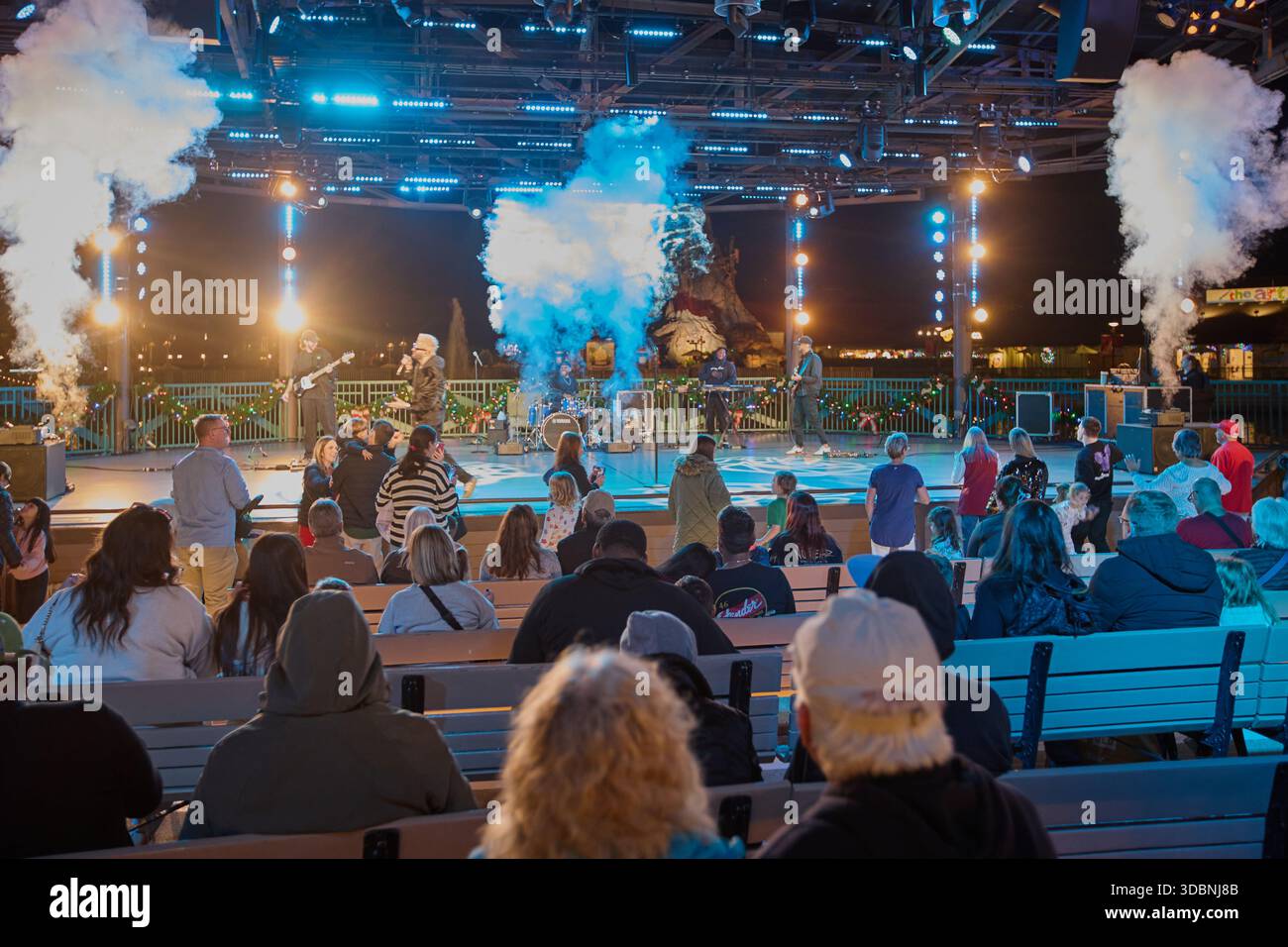 Orlando, Floride, États-Unis-9 décembre 2025 :Disney Springs est un complexe de divertissement au Walt Disney World Resort . Photo de nuit montrant la scène au bord de l'eau Banque D'Images