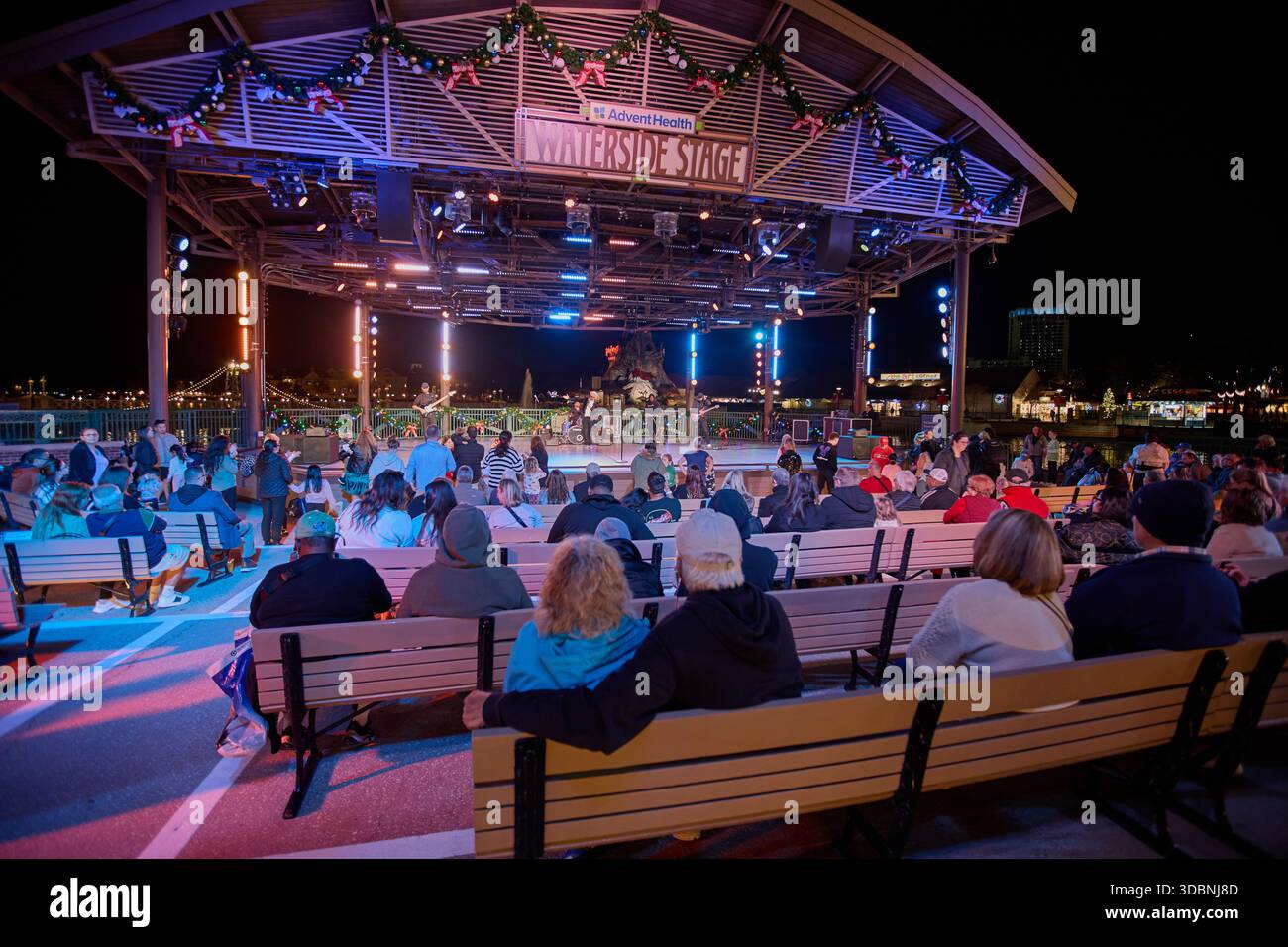 Orlando, Floride, États-Unis-9 décembre 2025 :Disney Springs est un complexe de divertissement au Walt Disney World Resort . Photo de nuit montrant la scène au bord de l'eau Banque D'Images