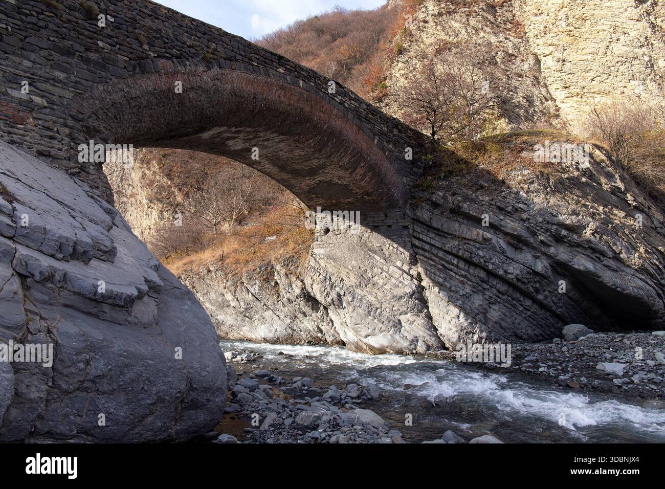 Vieux pont d'Ulu du 19ème siècle à Gakh. Azerbaïdjan. Banque D'Images
