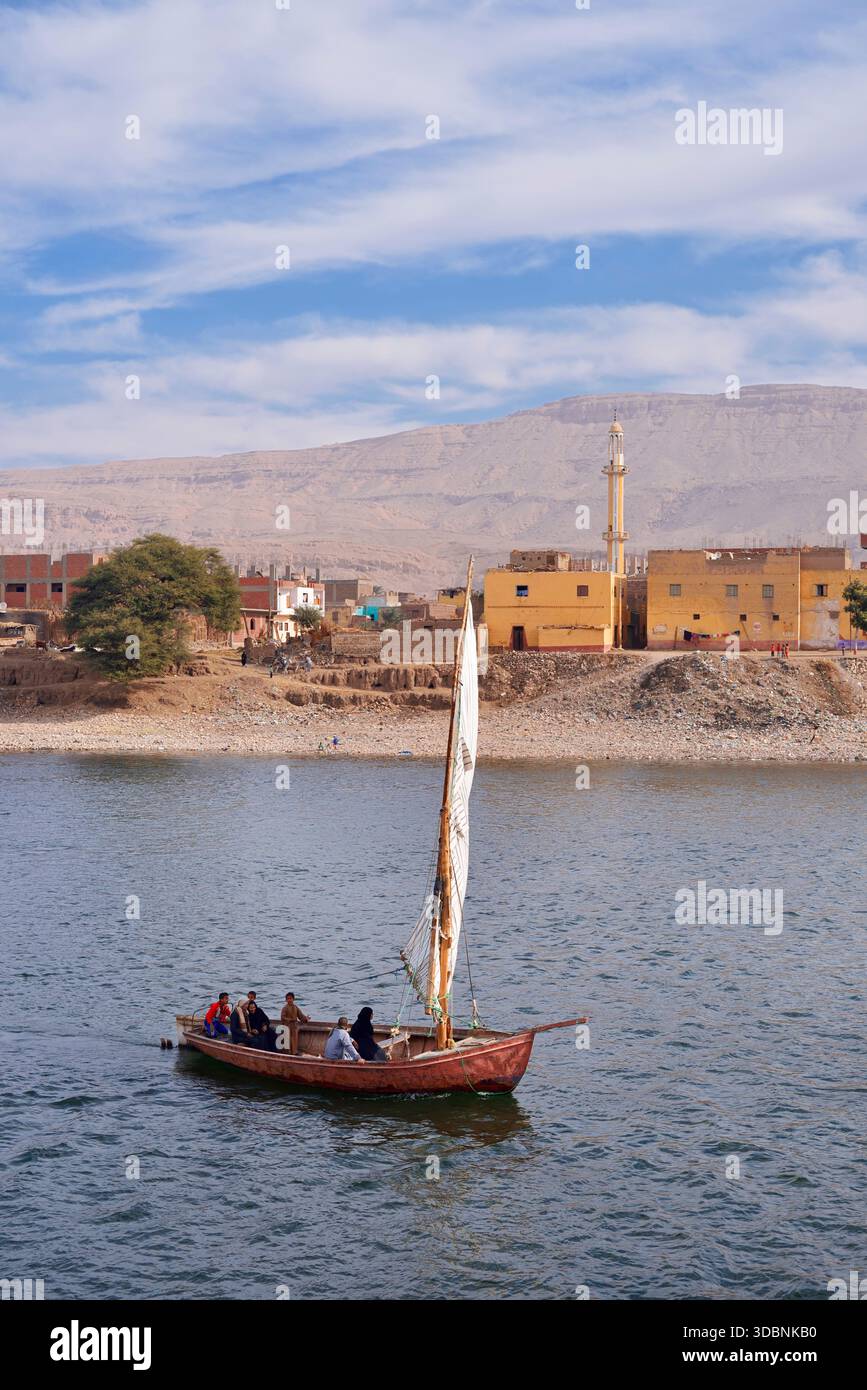 Felucca sur le Nil près d'Esna, Egypte Banque D'Images