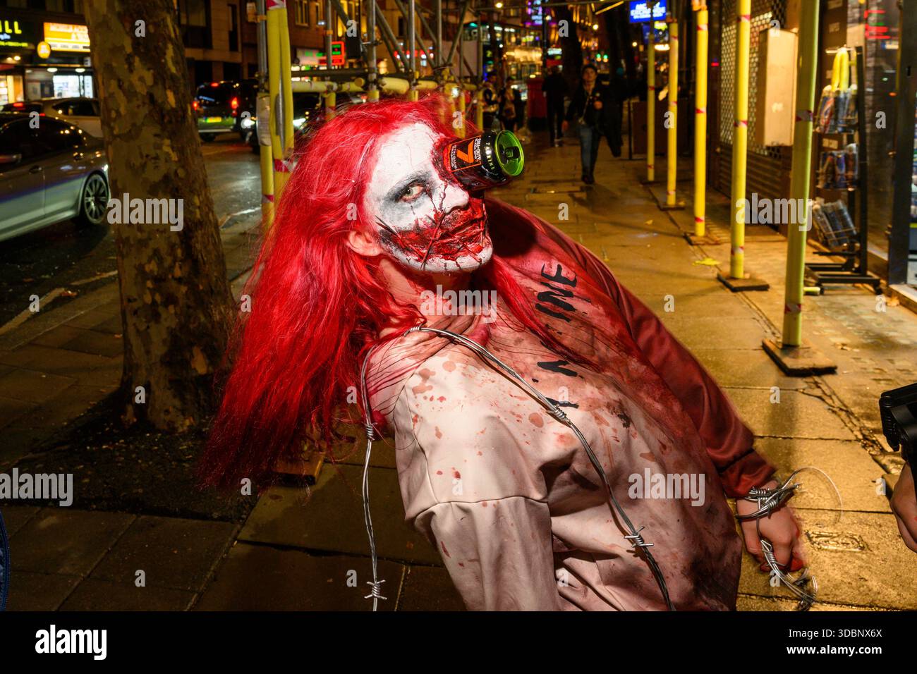 Une femme en robe de fantaisie célébrant, Halloween, Charing Cross Road, Londres, Royaume-Uni. 31 octobre 2025 Banque D'Images