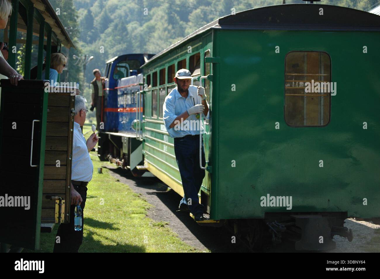 Passagers embarquant dans un train à voie étroite du chemin de fer forestier de Bieszczady à la gare de Majdan dans les montagnes de Bieszczady, Pologne. Banque D'Images