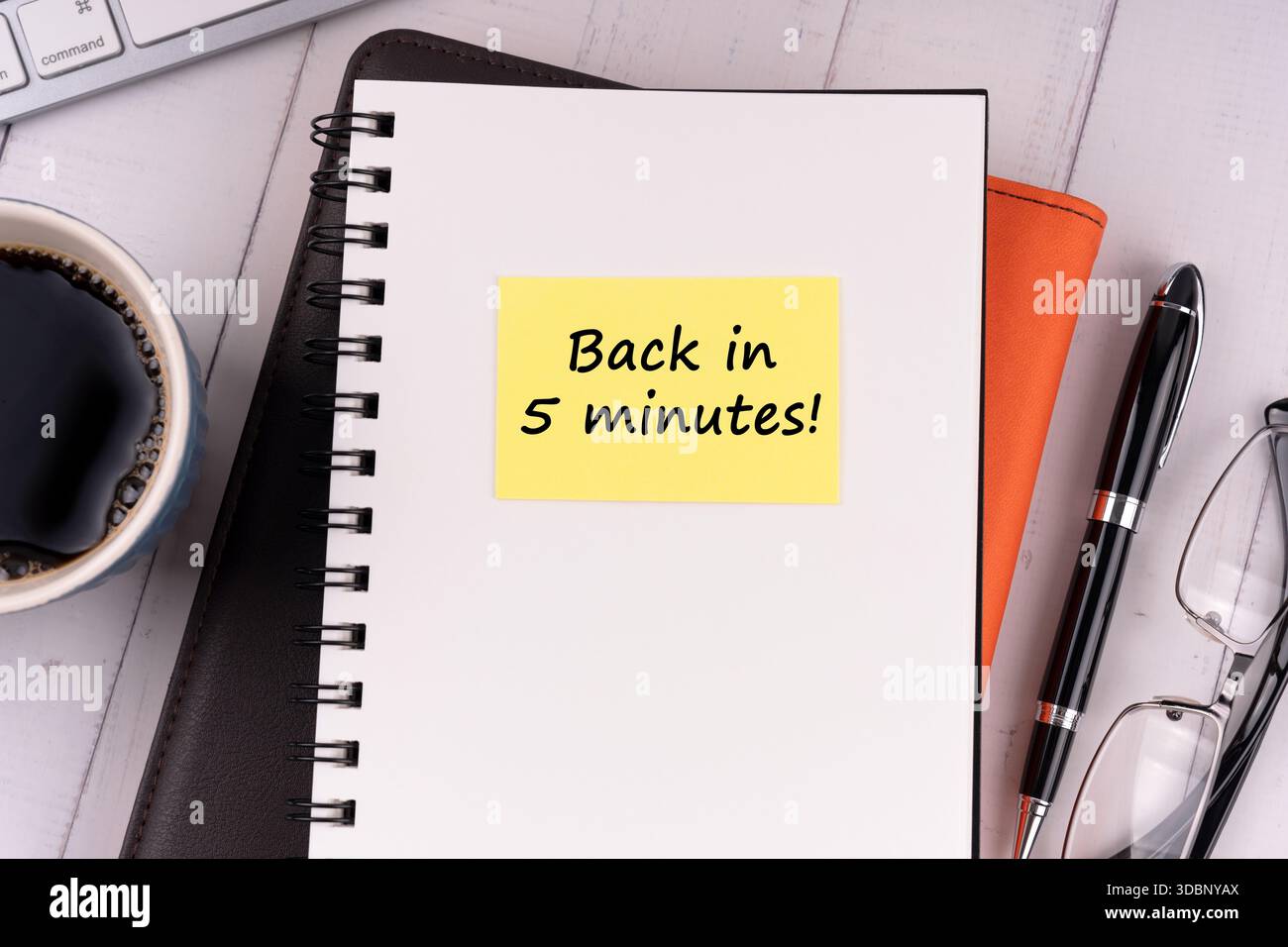 Bloc-notes avec texte en retour dans cinq minutes Banque D'Images