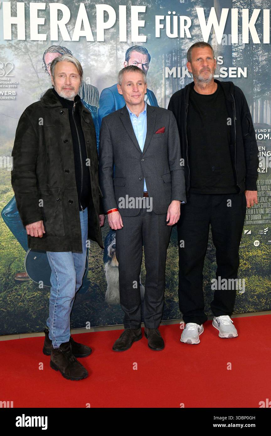 Mads Mikkelsen, Thomas Ostrup Moller und Anders Thomas Jensen BEI der Premiere des Kinofilms Therapie für Wikinger im Kino im Delphi-Filmpalast. Berlin, 17.12.2025 *** Mads Mikkelsen, Thomas Ostrup Moller et Anders Thomas Jensen lors de la première de la thérapie cinématographique pour Vikings au cinéma Delphi Filmpalast de Berlin, 17 12 2025 Foto :XM.xBehrensx/xFuturexImagex wikinger_5211 Banque D'Images