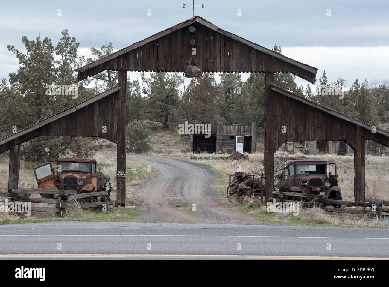 Entrée d'allée, Comté de Deschutes, Oregon , États-Unis. Banque D'Images