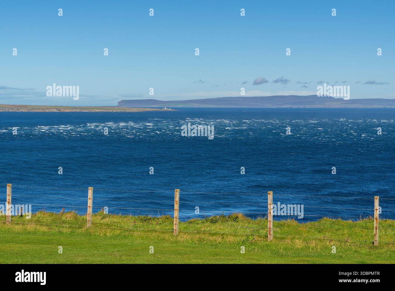 Écosse, Duncansby Head, vue sur les îles Orcades Banque D'Images