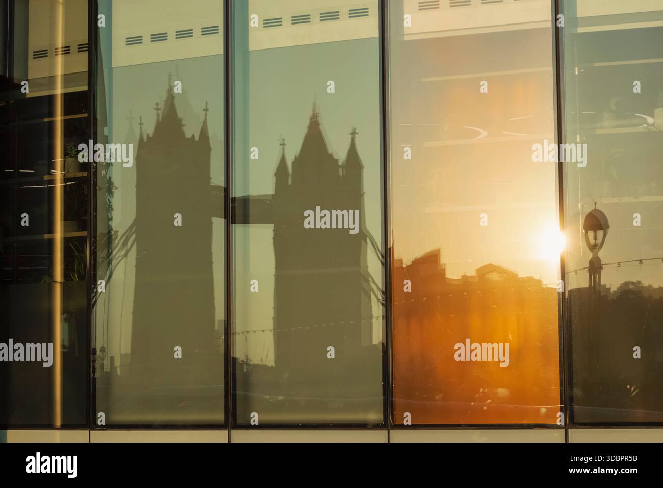 Angleterre, Londres, Tower Bridge reflété dans la fenêtre de la tour de bureau Banque D'Images