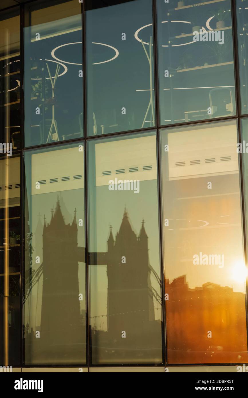 Angleterre, Londres, Tower Bridge reflété dans la fenêtre de la tour de bureau Banque D'Images