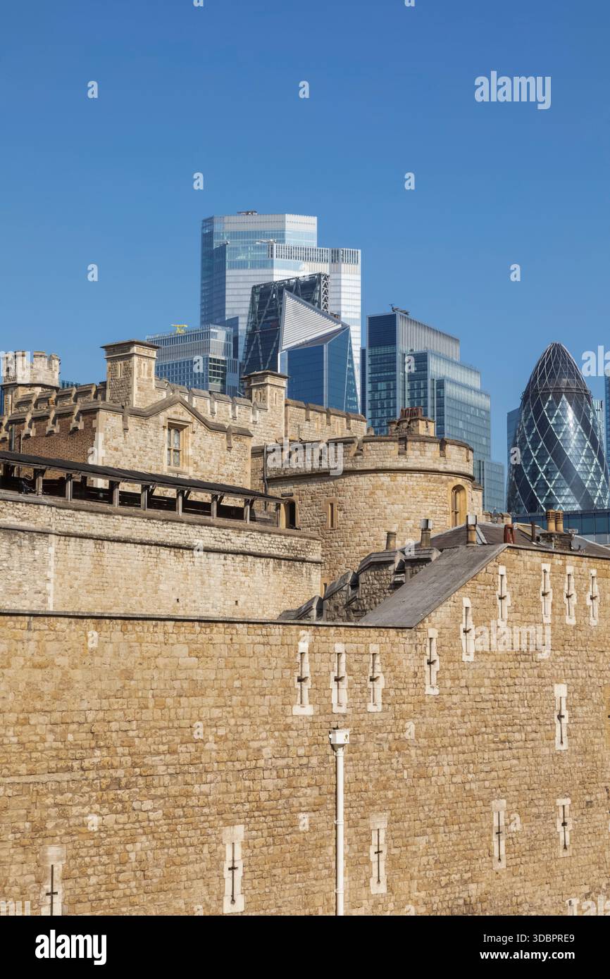 Angleterre, Londres, Modern City of London Skyline et la Tour de Londres Banque D'Images
