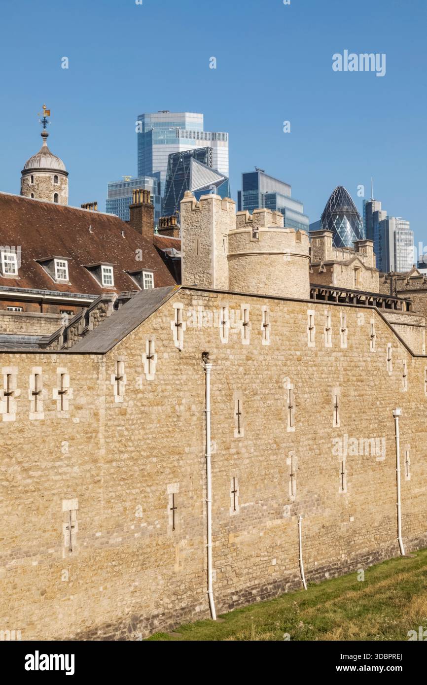 Angleterre, Londres, Modern City of London Skyline et la Tour de Londres Banque D'Images