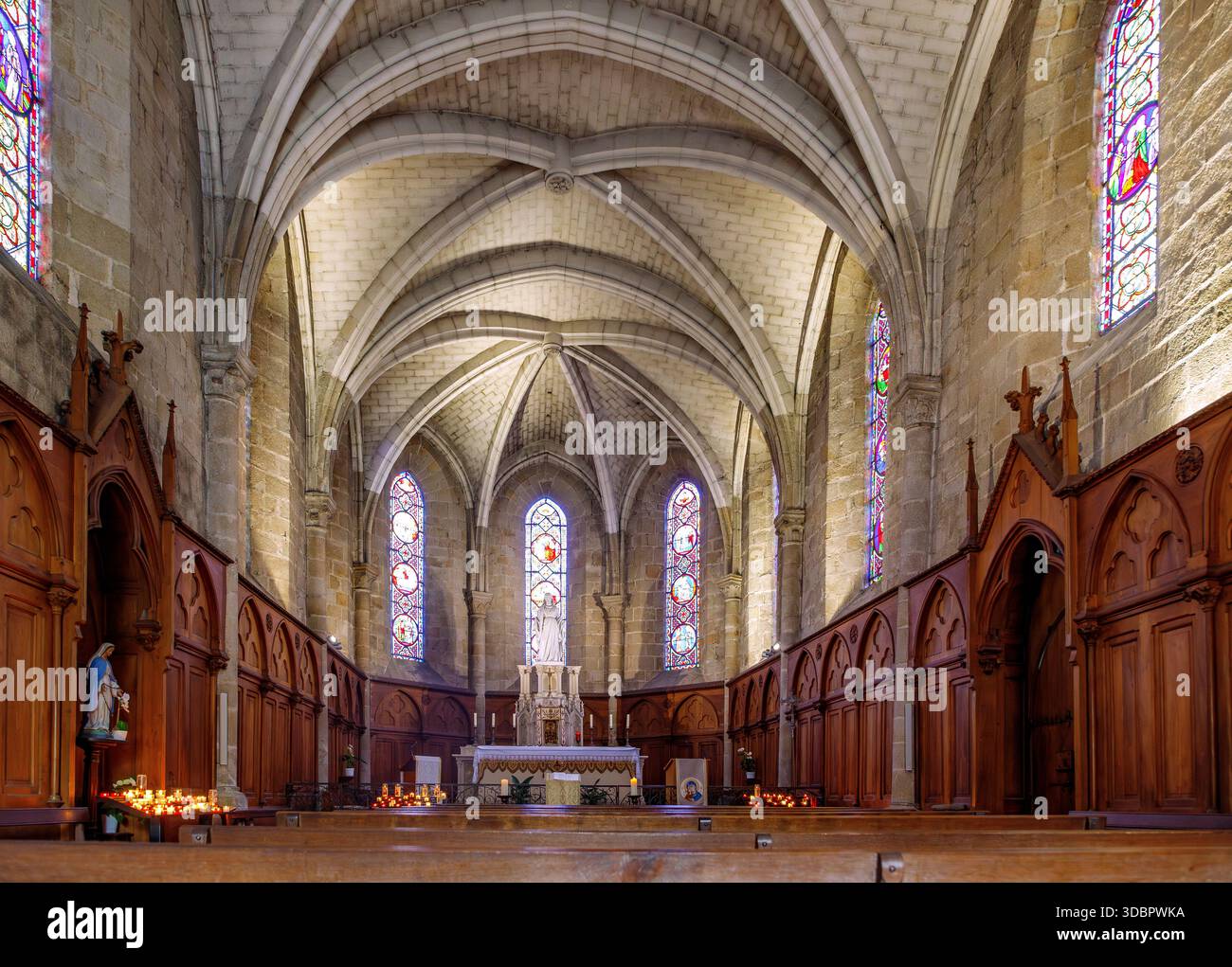 Intérieur de l'église notre-Dame-de-la-Blanche dans la vieille ville de Guérande sur la presqu'île de Guérande, Côte d'amour, pays de la Loire, Loire-Atlantique, Bretagne, France (retravaillé numériquement) Banque D'Images