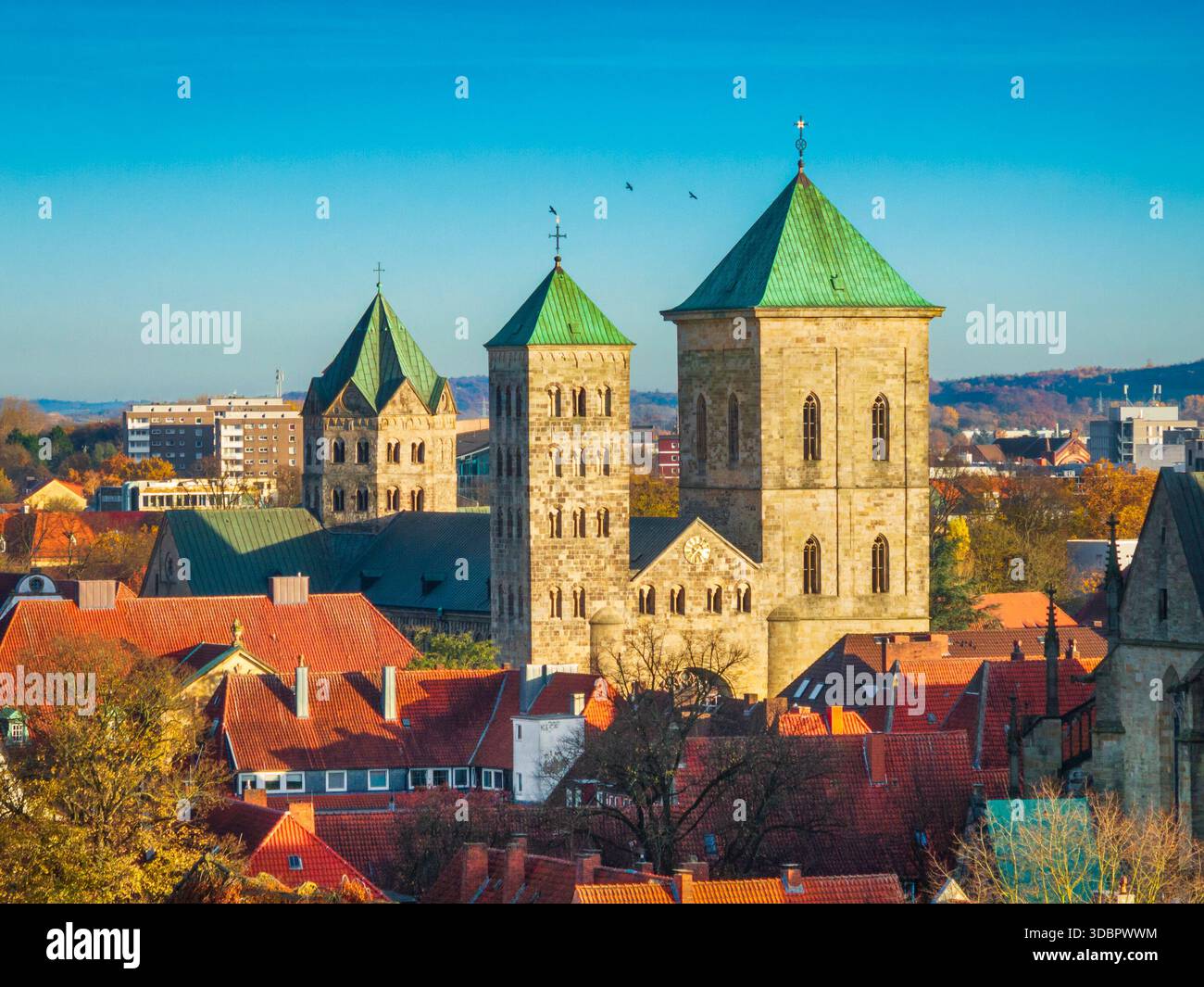 Exprimez la cathédrale Pierre à Osnabrück, Allemagne par un jour ensoleillé d'automne Banque D'Images