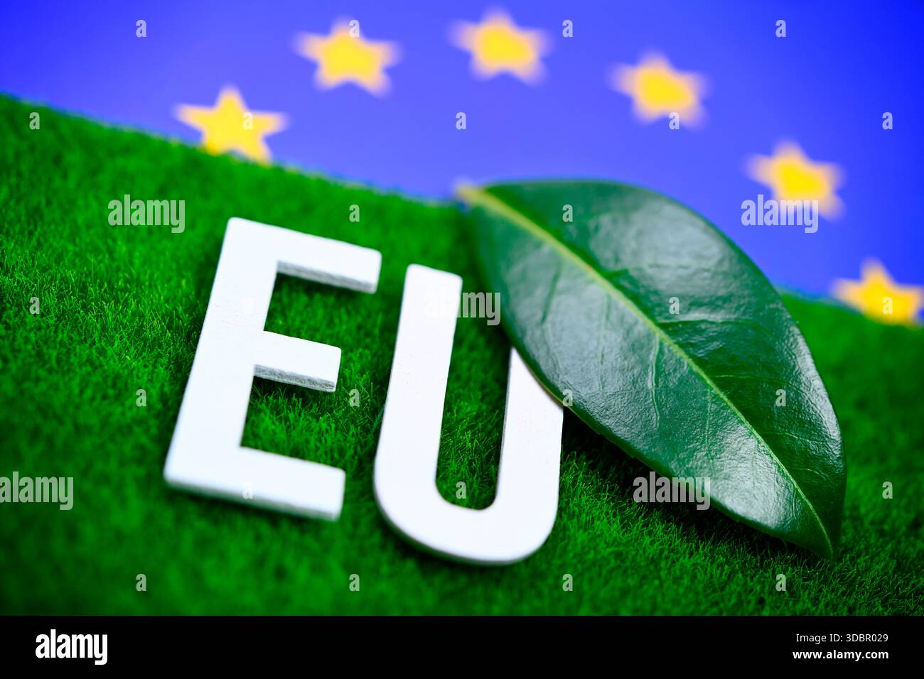 Lettrage UE avec feuille, photo symbolique pour les objectifs climatiques dans l'UE Banque D'Images