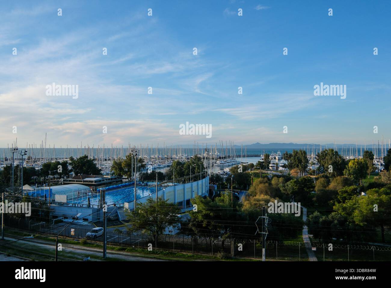 09 déc 2025 - la Marina d'Alimos dans le Pirée, Athènes, avec des roches de voiliers et une piscine. Banque D'Images