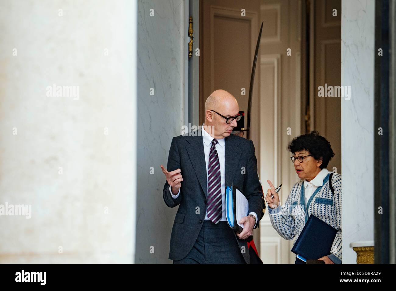 Roland Lescure, Economie et Finance. Monique Barbut, ministre de la transition écologique, de la biodiversité et des négociations internationales sur le climat et la nature. Le gouvernement de Sébastien Lecornu. Sortie de la réunion du Conseil des ministres qui s'est tenue le mercredi 17 décembre à l'Elysée. France, Paris, 17 décembre 2025. Photographie de Patricia Huchot-Boissier / Agence DyF. Roland Lescure, economie et finance. Monique Barbut, Ministre de la transition écologique, de la biodiversité et des negociations internationales sur le climat et la nature. Gouvernement de Sébastien Lecornu. Sortie du Conseil des Banque D'Images