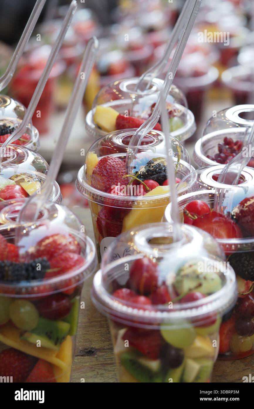 Coupes de fruits au marché par temps ensoleillé avec beaucoup de choix Banque D'Images