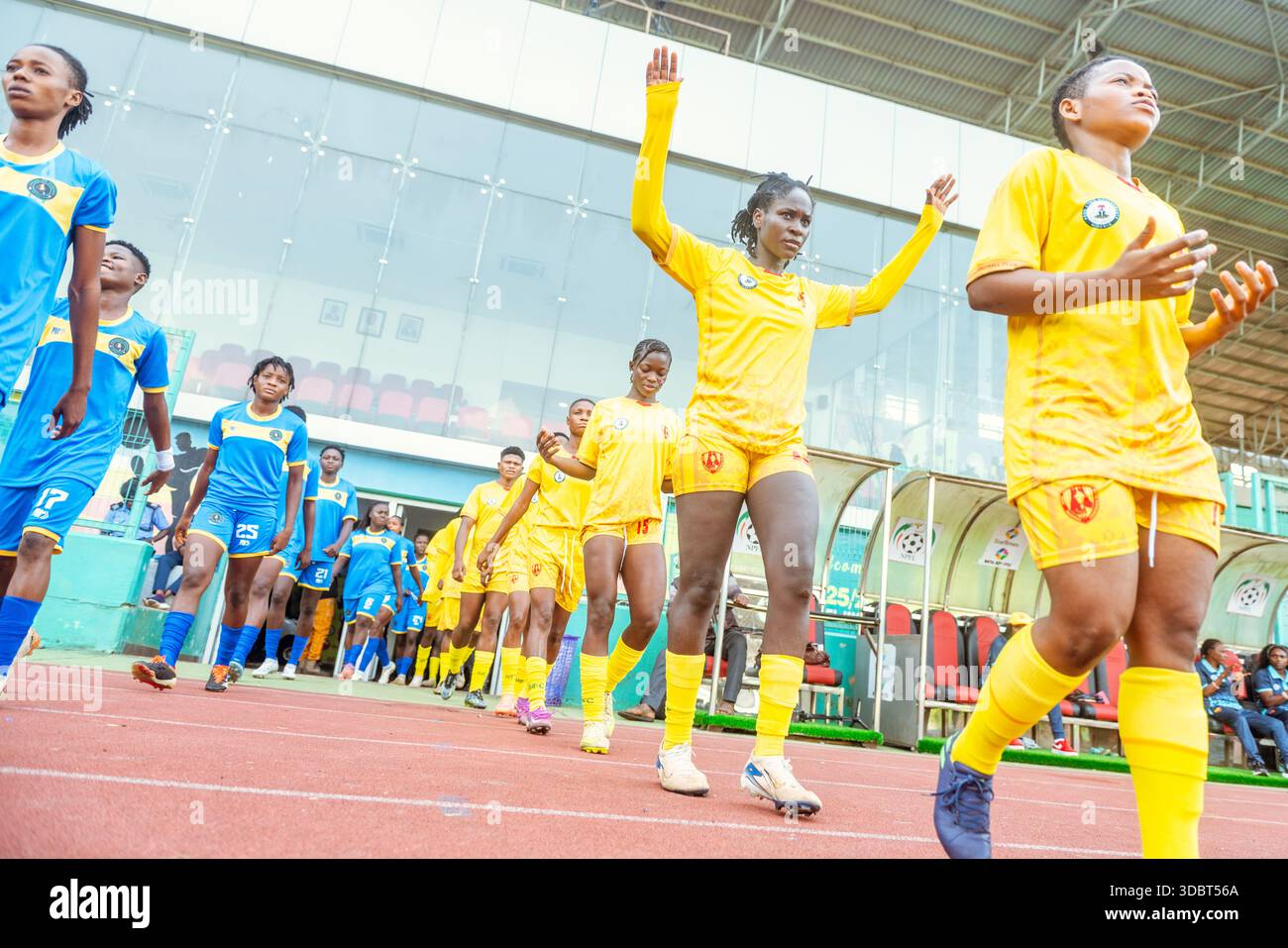 Les joueurs des Edo Queens sortent avant la 4e journée de la NWFL, les Edo Queens et les Adamawa Queens au Samuel Ogbemudia Stadium le 17 décembre (photo par Eragbie Joshua) Banque D'Images