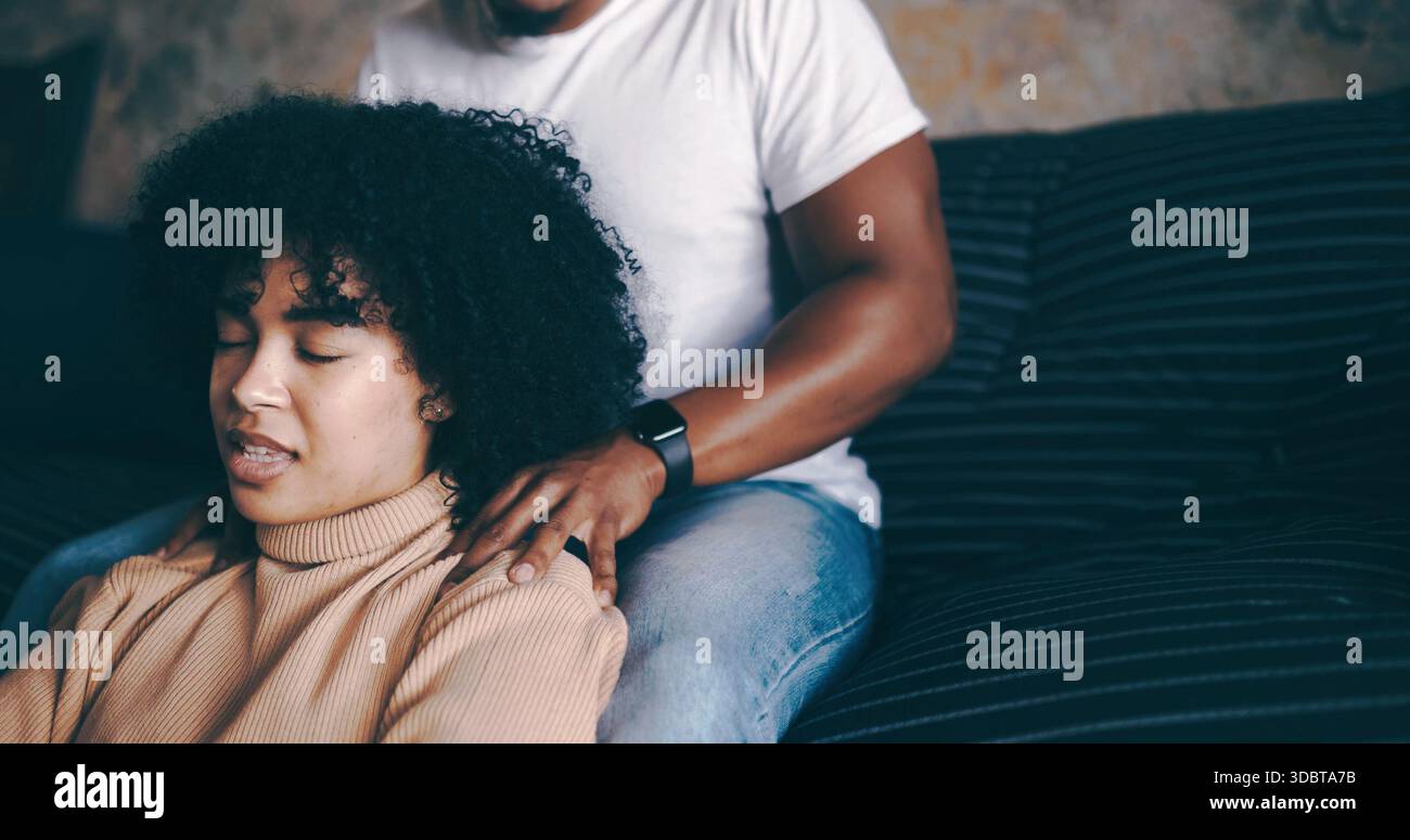 Femme, se détendre et épaule avec massage à la maison pour le collage, choyer ou la Saint-Valentin sur le canapé. Femme personne, homme ou couple avec traitement sur le canapé pour Banque D'Images