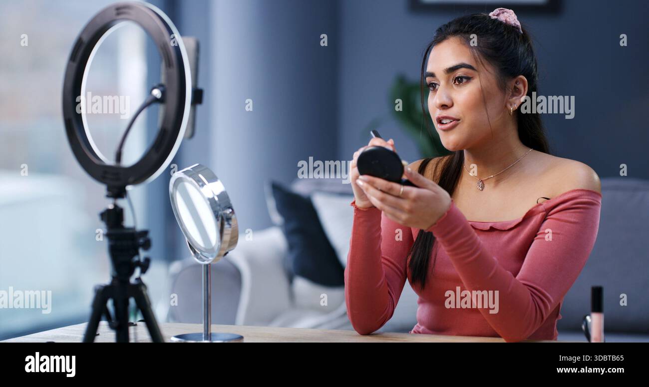 Anneau lumineux, femme et influenceur avec pinceau de maquillage pour streaming en direct, beauté ou tutoriel. Cosmétiques, fondation et personne enregistrant la vidéo au téléphone Banque D'Images