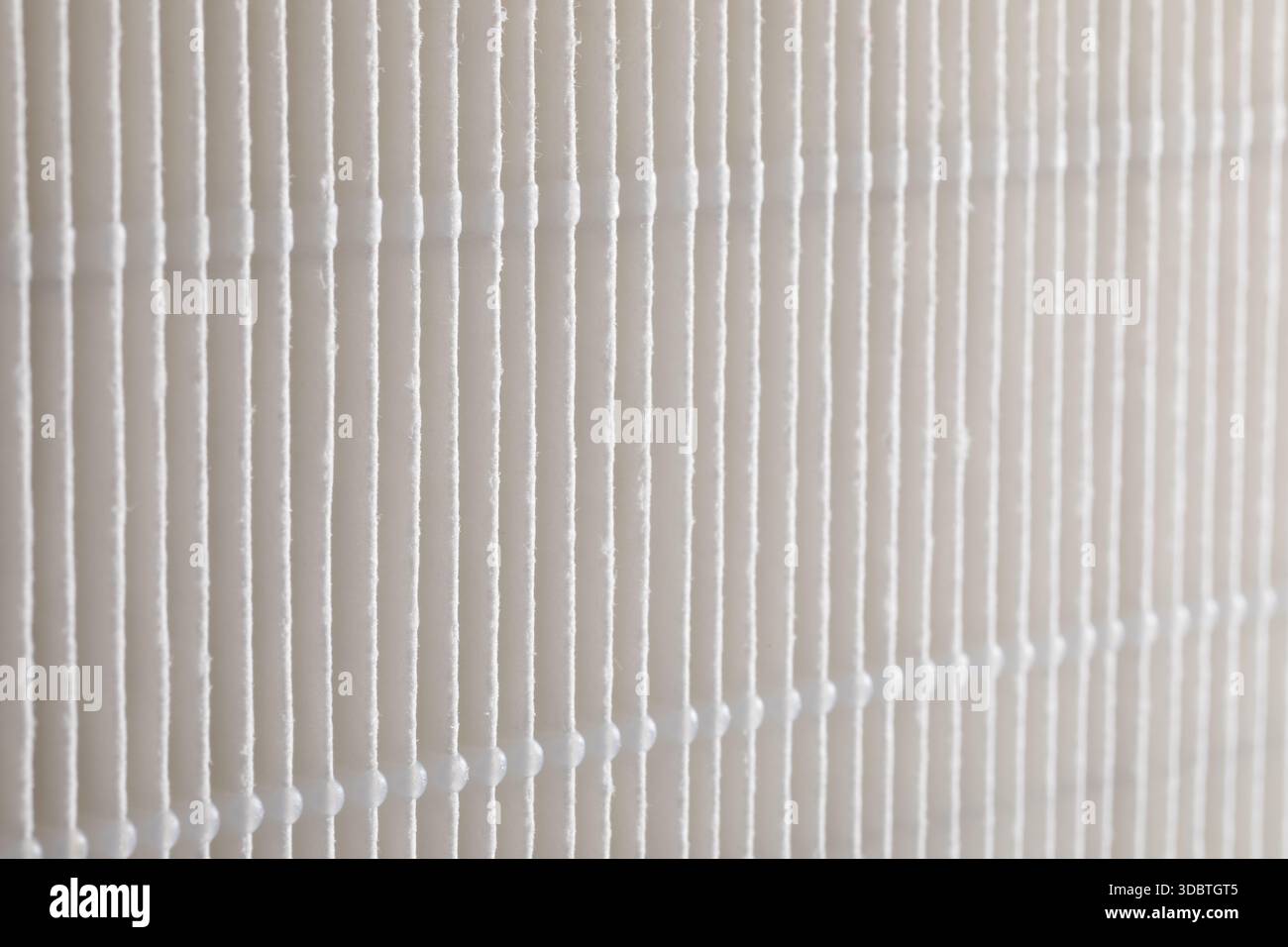 Gros plan du papier plissé d'un filtre à air de locomotive, montrant des plis verticaux. Texture utilisée dans les moteurs ferroviaires pour l'admission d'air et la protection contre la poussière. Banque D'Images