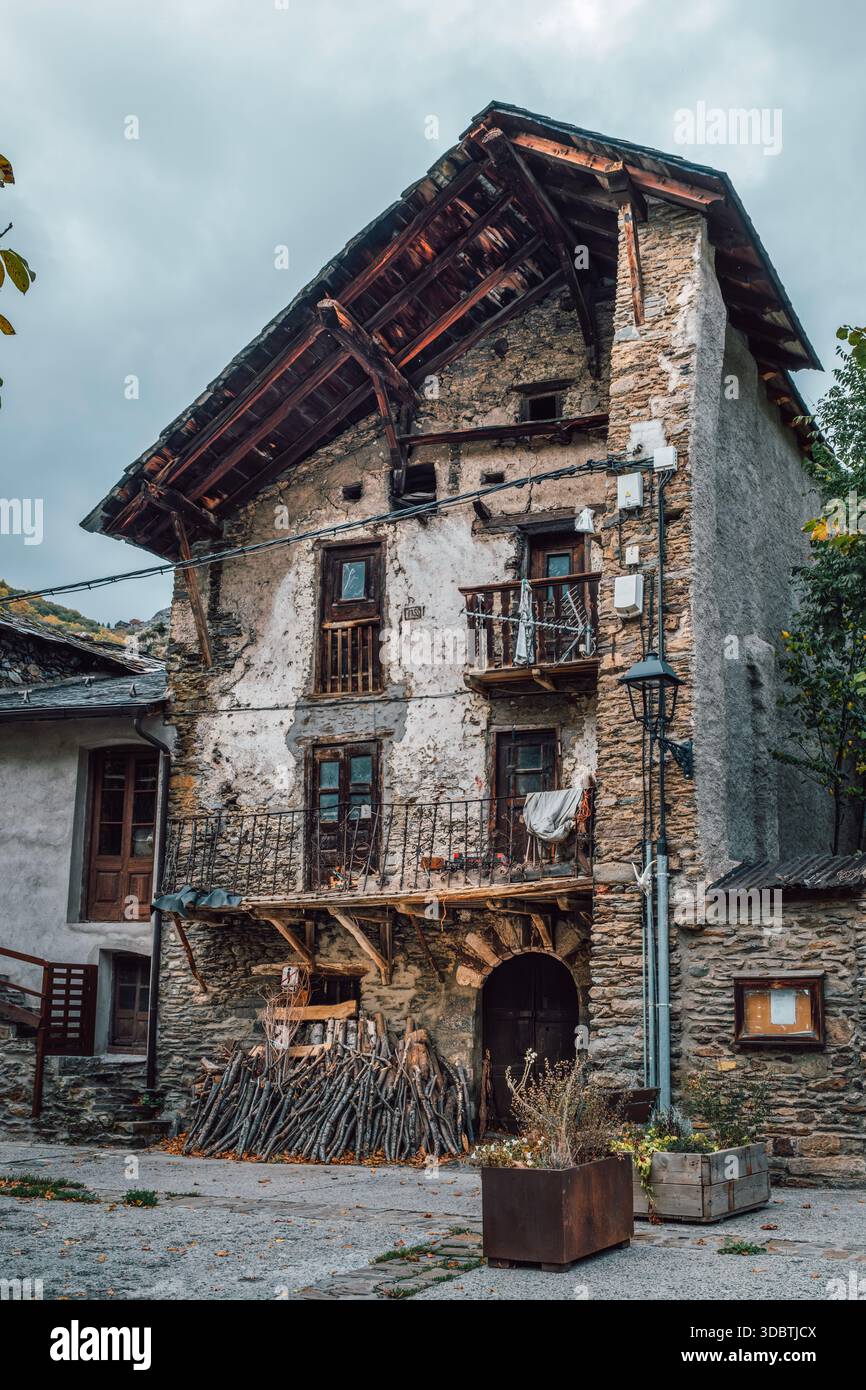Vieille maison de montagne en pierre avec toit d'ardoise dans les Pyrénées Banque D'Images