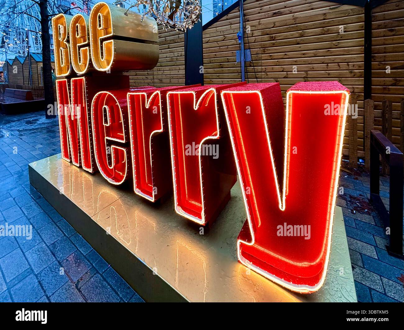 Marchés de Noël de Manchester. Panneau lumineux Bee Merry à Albert Square. - Image de stock capturée avec un smartphone