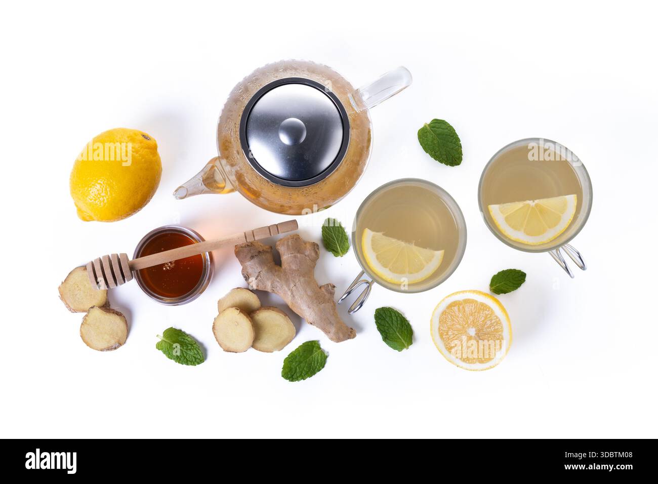 Thé au gingembre au miel et au citron dans une tasse isolée sur fond blanc Banque D'Images