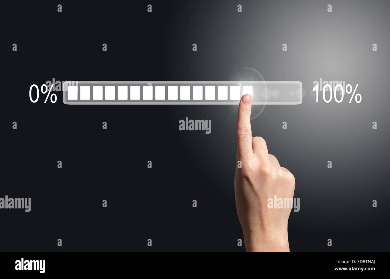 Concept de progression de la barre de chargement. Main féminine tactile écran numérique de 0 à 100 pour cent, symbole de mise à jour rapide des données Internet, innovation, développement logiciel Banque D'Images