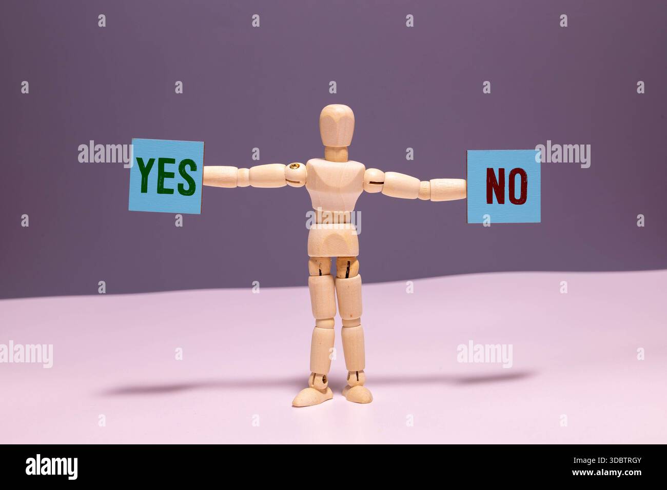 Une personne tient deux pièces de puzzle, dont l'une dit «oui» et l'autre «non». Concept de prendre une décision ou de choisir entre deux options Banque D'Images