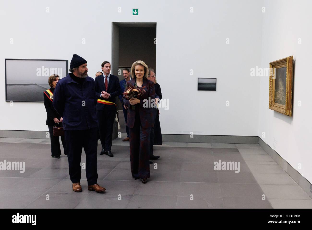 La sénatrice de VLD, Carina Van Cauter, le photographe Stephan Vanfleteren, le maire de Gand Mathias de Clercq et la reine Mathilde de Belgique photographiés lors d'une visite royale à l'exposition 'Stephan Vanfleteren. Transcriptions d'une mer' au Musée des Beaux-Arts de Gand, jeudi 18 décembre 2025. Cette exposition rassemble des photographies inédites du célèbre photographe Vanfleteren, ainsi que des œuvres d’autres artistes passionnés par la mer, tels que de Cordier, Ensor et Van de Velde. L’exposition se déroulera jusqu’au 4 janvier 2026 et a déjà attiré près de 100 000 visiteurs. BELGA PHOTO KURT DES Banque D'Images