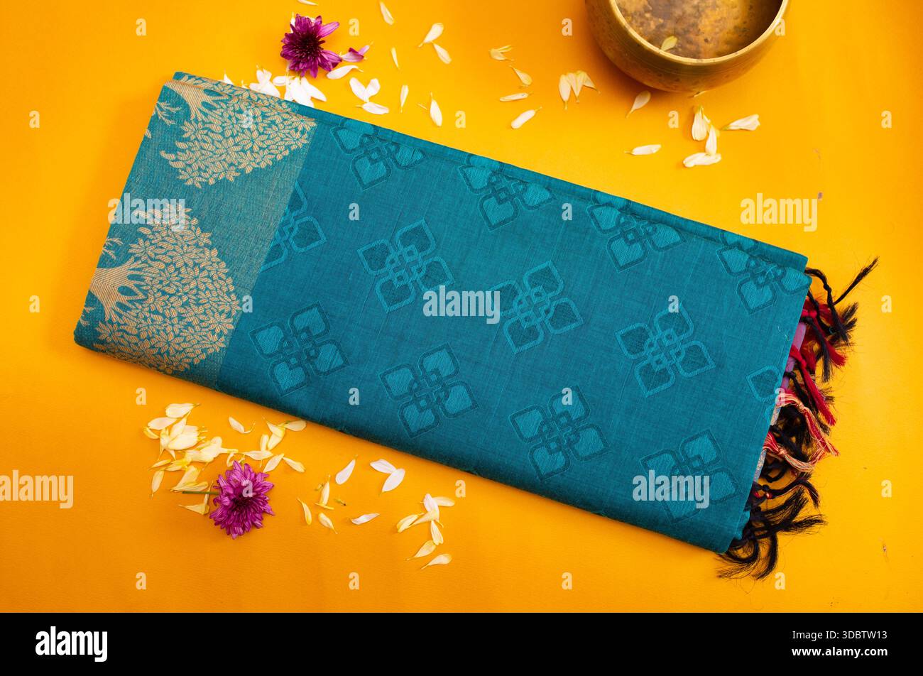 Saree de coton plié de l'érode, Tamil Nadu, Inde sur fond jaune Banque D'Images