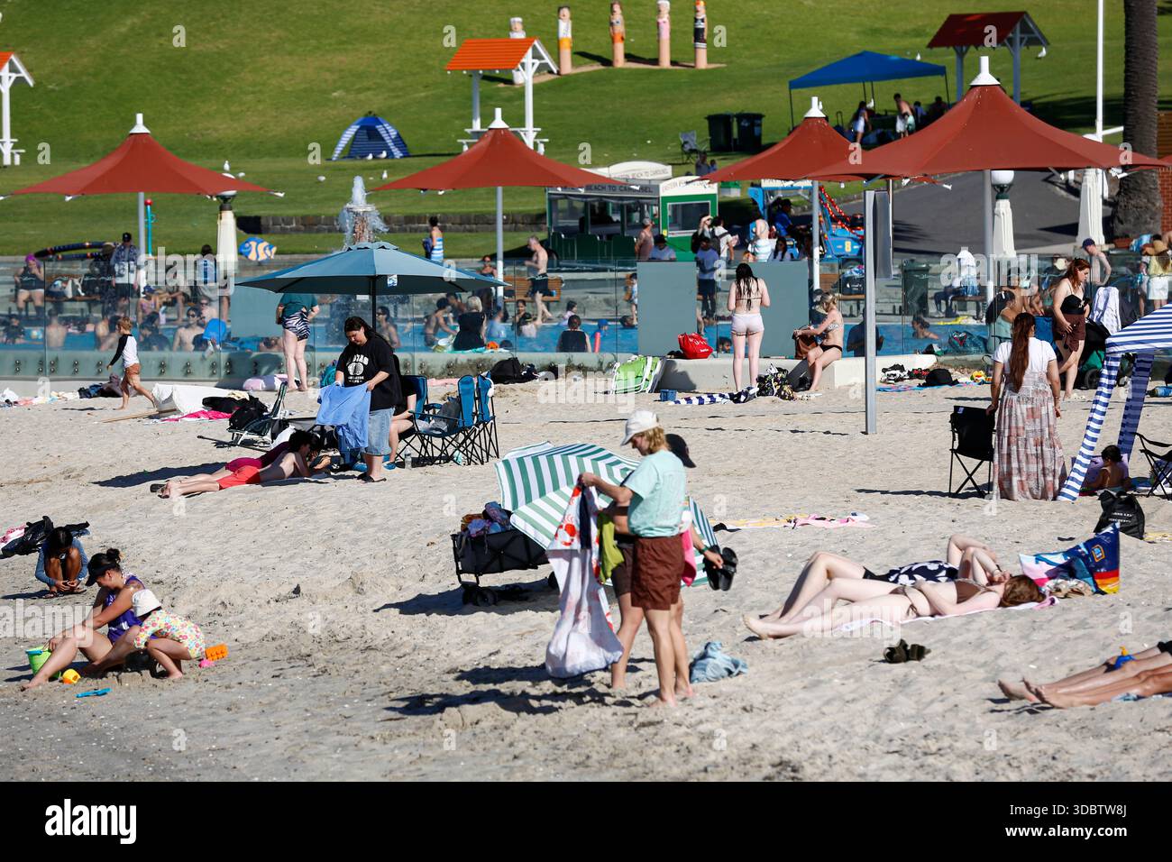 Geelong, Australie. 18 décembre 2025. Les visiteurs sont vus à Geelong Beach par temps chaud. Les gens se rassemblent à Geelong Beach alors que Victoria subit une chaleur extrême, Melbourne atteignant un maximum de 36 °C aujourd'hui. Les conditions chaudes devraient se poursuivre, Melbourne devrait atteindre environ 33 °C demain. Le Bureau of Meteorology a émis un avertissement de vague de chaleur grave pour Victoria, conseillant aux résidents de rester hydratés, de limiter l'exposition au soleil et de suivre les directives sur la chaleur et la santé. Crédit : SOPA images Limited/Alamy Live News Banque D'Images