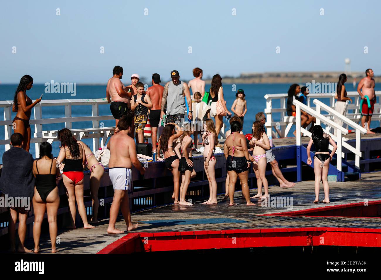 Geelong, Australie. 18 décembre 2025. Les amateurs de plage sont vus à Geelong Beach par temps chaud. Les gens se rassemblent à Geelong Beach alors que Victoria subit une chaleur extrême, Melbourne atteignant un maximum de 36 °C aujourd'hui. Les conditions chaudes devraient se poursuivre, Melbourne devrait atteindre environ 33 °C demain. Le Bureau of Meteorology a émis un avertissement de vague de chaleur grave pour Victoria, conseillant aux résidents de rester hydratés, de limiter l'exposition au soleil et de suivre les directives sur la chaleur et la santé. Crédit : SOPA images Limited/Alamy Live News Banque D'Images