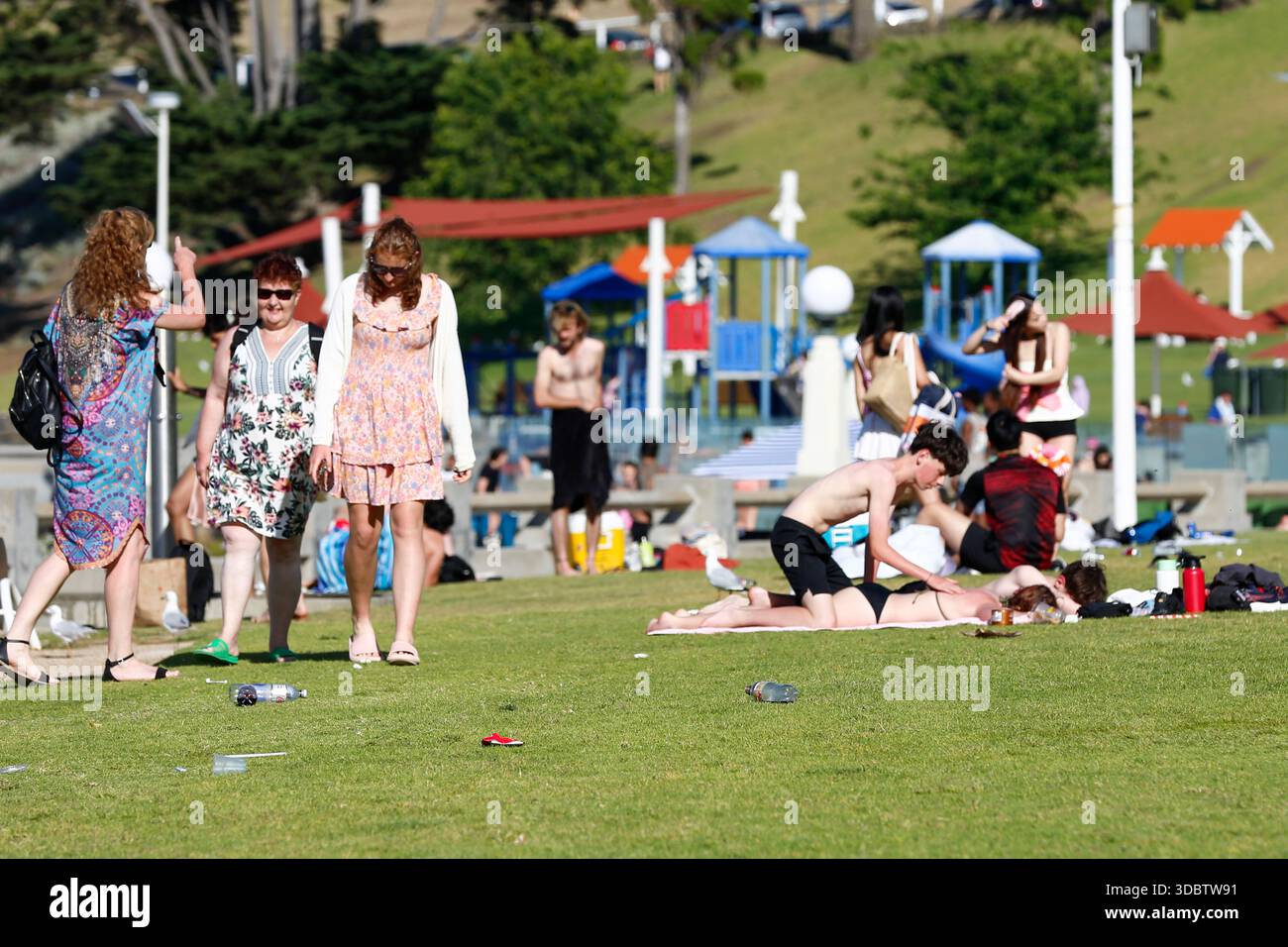 Geelong, Australie. 18 décembre 2025. Les visiteurs sont vus à Geelong Beach par temps chaud. Les gens se rassemblent à Geelong Beach alors que Victoria subit une chaleur extrême, Melbourne atteignant un maximum de 36 °C aujourd'hui. Les conditions chaudes devraient se poursuivre, Melbourne devrait atteindre environ 33 °C demain. Le Bureau of Meteorology a émis un avertissement de vague de chaleur grave pour Victoria, conseillant aux résidents de rester hydratés, de limiter l'exposition au soleil et de suivre les directives sur la chaleur et la santé. Crédit : SOPA images Limited/Alamy Live News Banque D'Images
