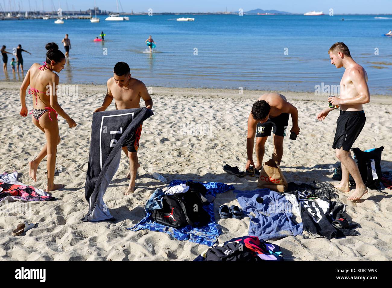 Geelong, Australie. 18 décembre 2025. Les amateurs de plage sont vus à Geelong Beach par temps chaud. Les gens se rassemblent à Geelong Beach alors que Victoria subit une chaleur extrême, Melbourne atteignant un maximum de 36 °C aujourd'hui. Les conditions chaudes devraient se poursuivre, Melbourne devrait atteindre environ 33 °C demain. Le Bureau of Meteorology a émis un avertissement de vague de chaleur grave pour Victoria, conseillant aux résidents de rester hydratés, de limiter l'exposition au soleil et de suivre les directives sur la chaleur et la santé. Crédit : SOPA images Limited/Alamy Live News Banque D'Images