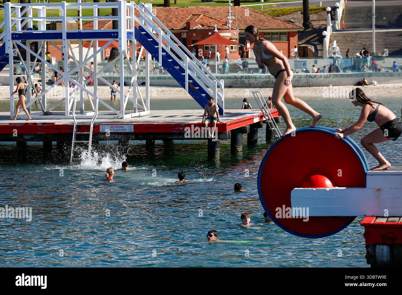 Geelong, Australie. 18 décembre 2025. Les amateurs de plage sont vus à Geelong Beach par temps chaud. Les gens se rassemblent à Geelong Beach alors que Victoria subit une chaleur extrême, Melbourne atteignant un maximum de 36 °C aujourd'hui. Les conditions chaudes devraient se poursuivre, Melbourne devrait atteindre environ 33 °C demain. Le Bureau of Meteorology a émis un avertissement de vague de chaleur grave pour Victoria, conseillant aux résidents de rester hydratés, de limiter l'exposition au soleil et de suivre les directives sur la chaleur et la santé. Crédit : SOPA images Limited/Alamy Live News Banque D'Images