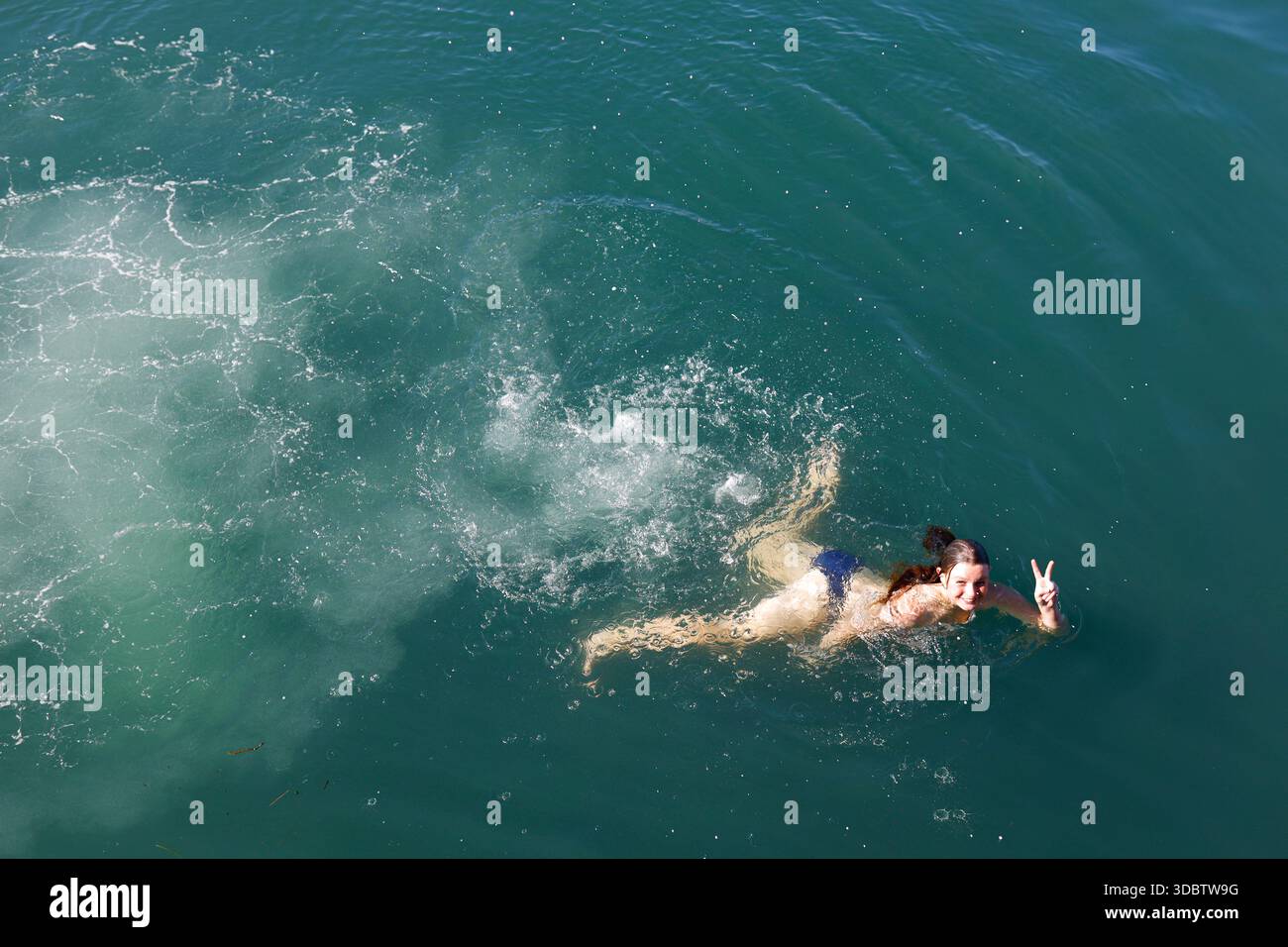 Geelong, Australie. 18 décembre 2025. Un jeune nageur est vu posant et souriant dans l'eau à Geelong Beach par temps chaud. Les gens se rassemblent à Geelong Beach alors que Victoria subit une chaleur extrême, Melbourne atteignant un maximum de 36 °C aujourd'hui. Les conditions chaudes devraient se poursuivre, Melbourne devrait atteindre environ 33 °C demain. Le Bureau of Meteorology a émis un avertissement de vague de chaleur grave pour Victoria, conseillant aux résidents de rester hydratés, de limiter l'exposition au soleil et de suivre les directives sur la chaleur et la santé. Crédit : SOPA images Limited/Alamy Live News Banque D'Images