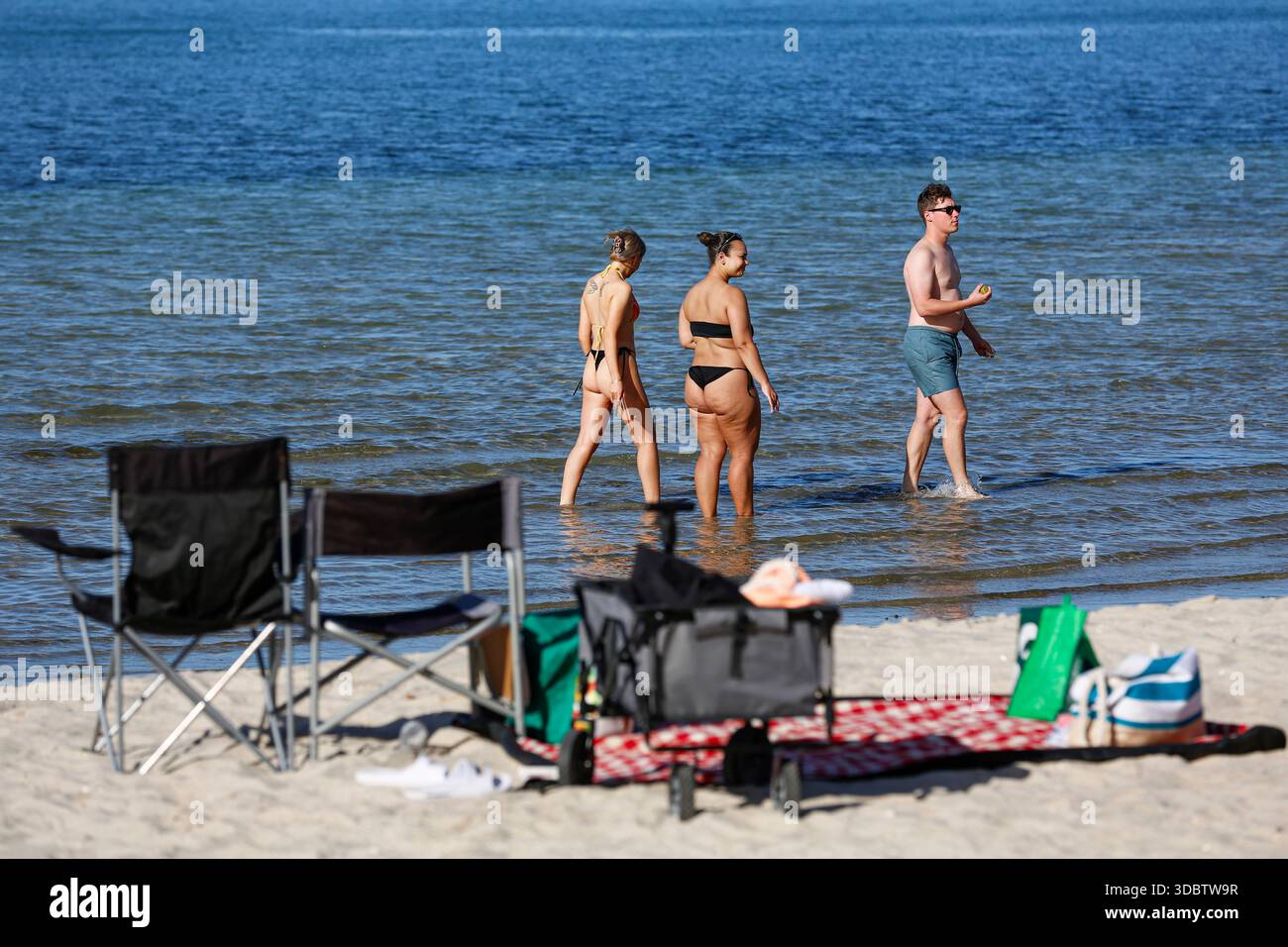 Geelong, Australie. 18 décembre 2025. Les amateurs de plage sont vus à Geelong Beach. Les gens se rassemblent à Geelong Beach alors que Victoria subit une chaleur extrême, Melbourne atteignant un maximum de 36 °C aujourd'hui. Les conditions chaudes devraient se poursuivre, Melbourne devrait atteindre environ 33 °C demain. Le Bureau of Meteorology a émis un avertissement de vague de chaleur grave pour Victoria, conseillant aux résidents de rester hydratés, de limiter l'exposition au soleil et de suivre les directives sur la chaleur et la santé. Crédit : SOPA images Limited/Alamy Live News Banque D'Images