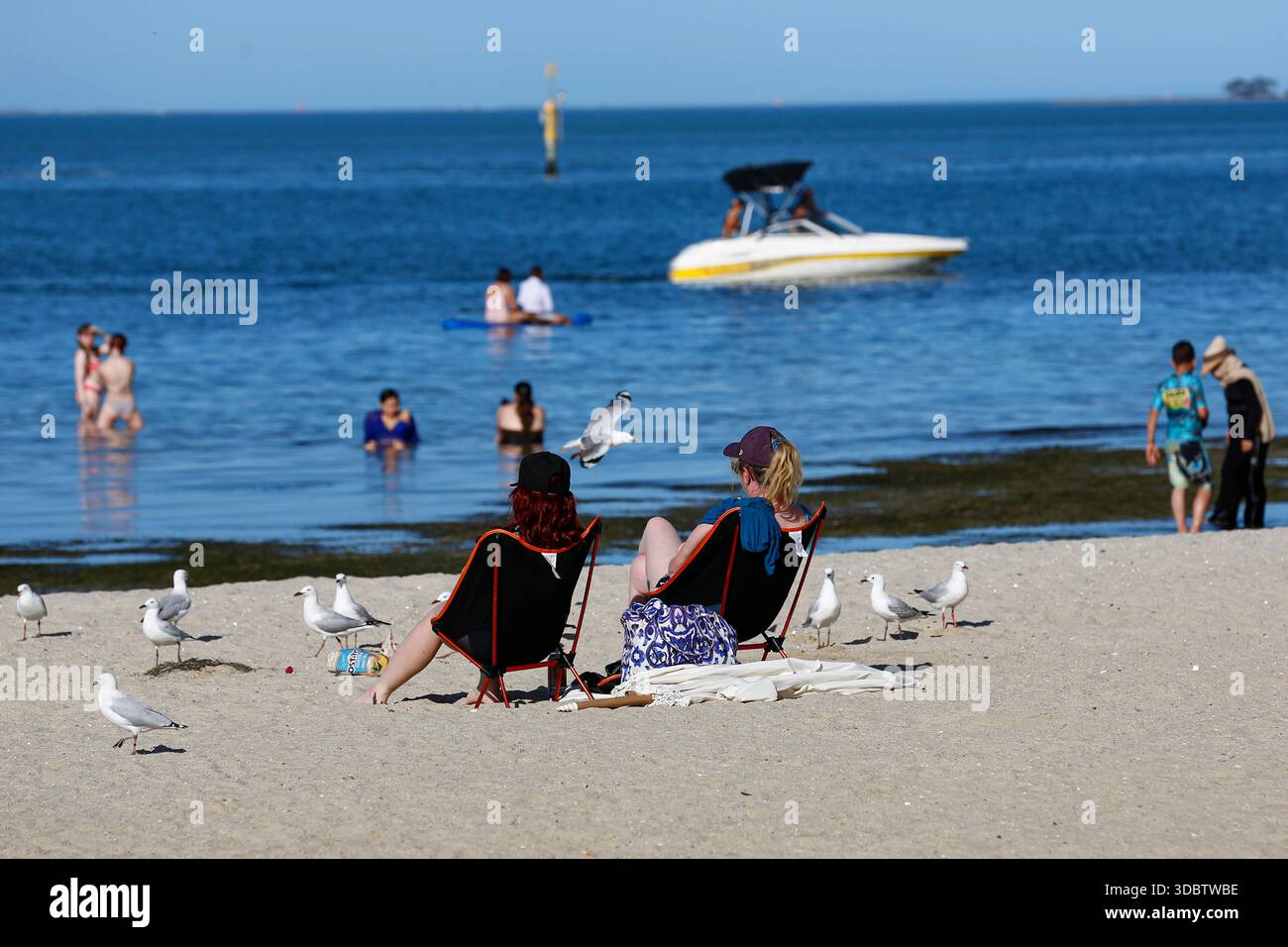 Geelong, Australie. 18 décembre 2025. Les visiteurs sont vus à Geelong Beach par temps chaud. Les gens se rassemblent à Geelong Beach alors que Victoria subit une chaleur extrême, Melbourne atteignant un maximum de 36 °C aujourd'hui. Les conditions chaudes devraient se poursuivre, Melbourne devrait atteindre environ 33 °C demain. Le Bureau of Meteorology a émis un avertissement de vague de chaleur grave pour Victoria, conseillant aux résidents de rester hydratés, de limiter l'exposition au soleil et de suivre les directives sur la chaleur et la santé. Crédit : SOPA images Limited/Alamy Live News Banque D'Images