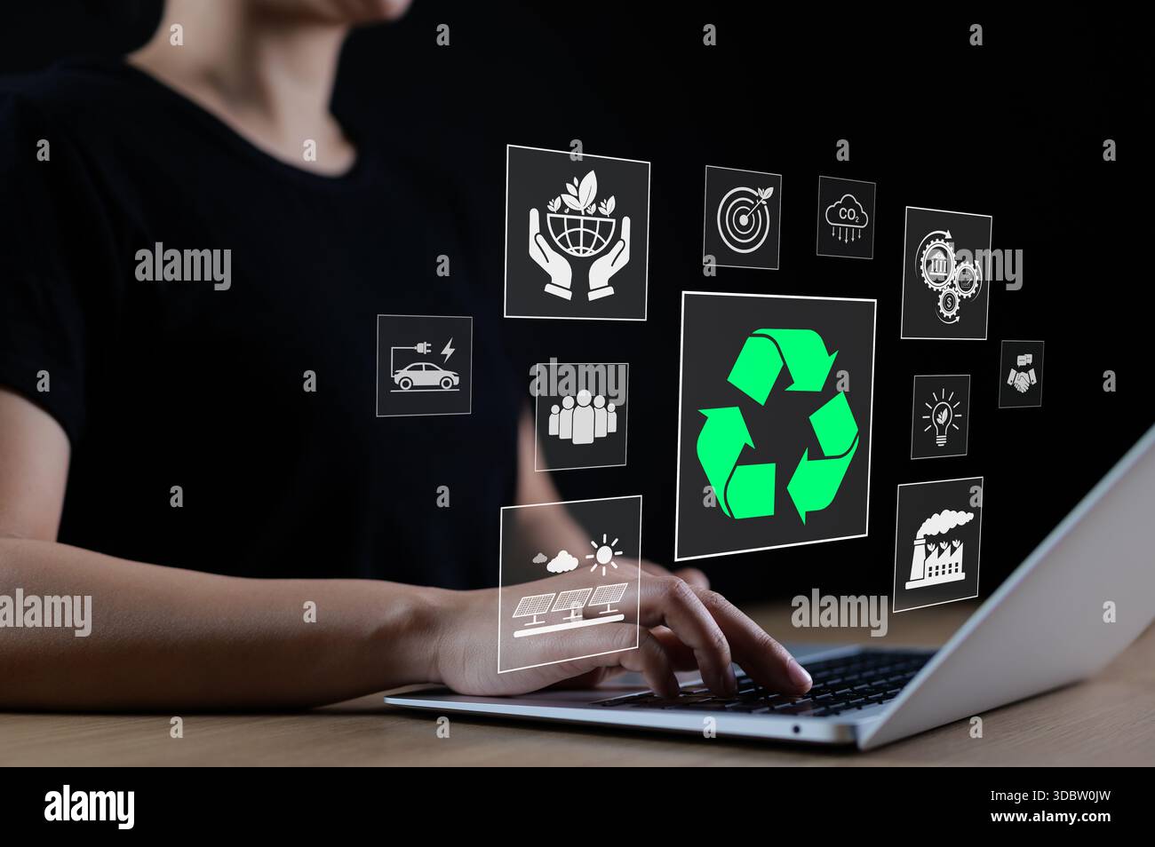 Concept de planification du développement durable. Une femme utilisant un ordinateur portable avec des icônes virtuelles liées au recyclage, aux énergies renouvelables et à la protection de l'environnement Banque D'Images