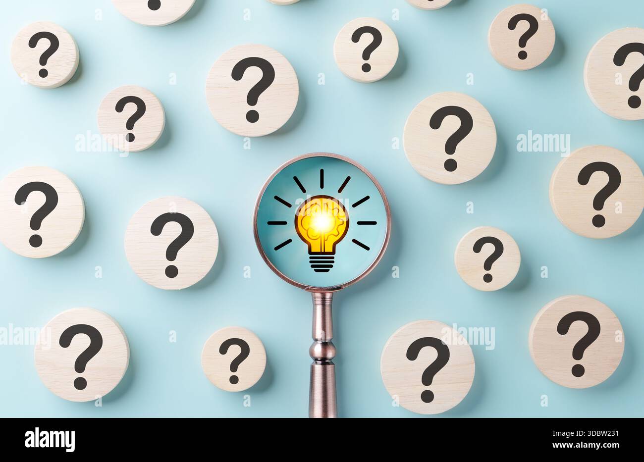 Trouver des solutions parmi les questions. Points d'interrogation sur fond bleu, tandis que la loupe met l'accent sur l'ampoule lumineuse incandescente, découverte de solut innovant Banque D'Images