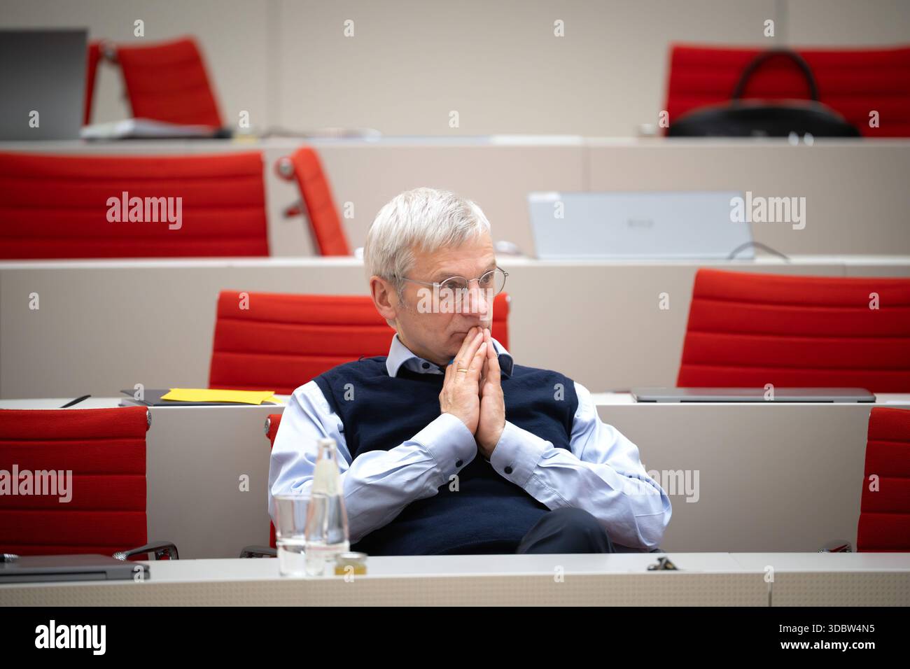 Potsdam, Allemagne. 18 décembre 2025. Hans-Christoph Berndt, président du groupe parlementaire AFD de Brandebourg, a été enregistré lors de l'heure des questions de la 24e session du parlement de Brandebourg. Crédit : Soeren Stache/dpa/Alamy Live News Banque D'Images