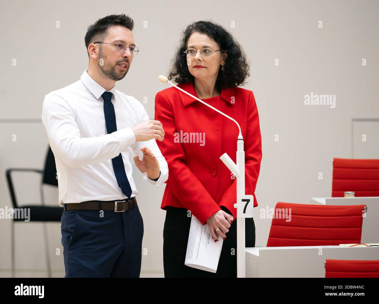 Potsdam, Allemagne. 18 décembre 2025. Dennis Hohloch (à gauche), secrétaire parlementaire du groupe parlementaire de l'AFD de Brandebourg, et Daniela Rita Oeynhausen (AFD), photographiés lors de l'heure des questions de la 24e session du parlement de l'Etat de Brandebourg. Crédit : Soeren Stache/dpa/Alamy Live News Banque D'Images