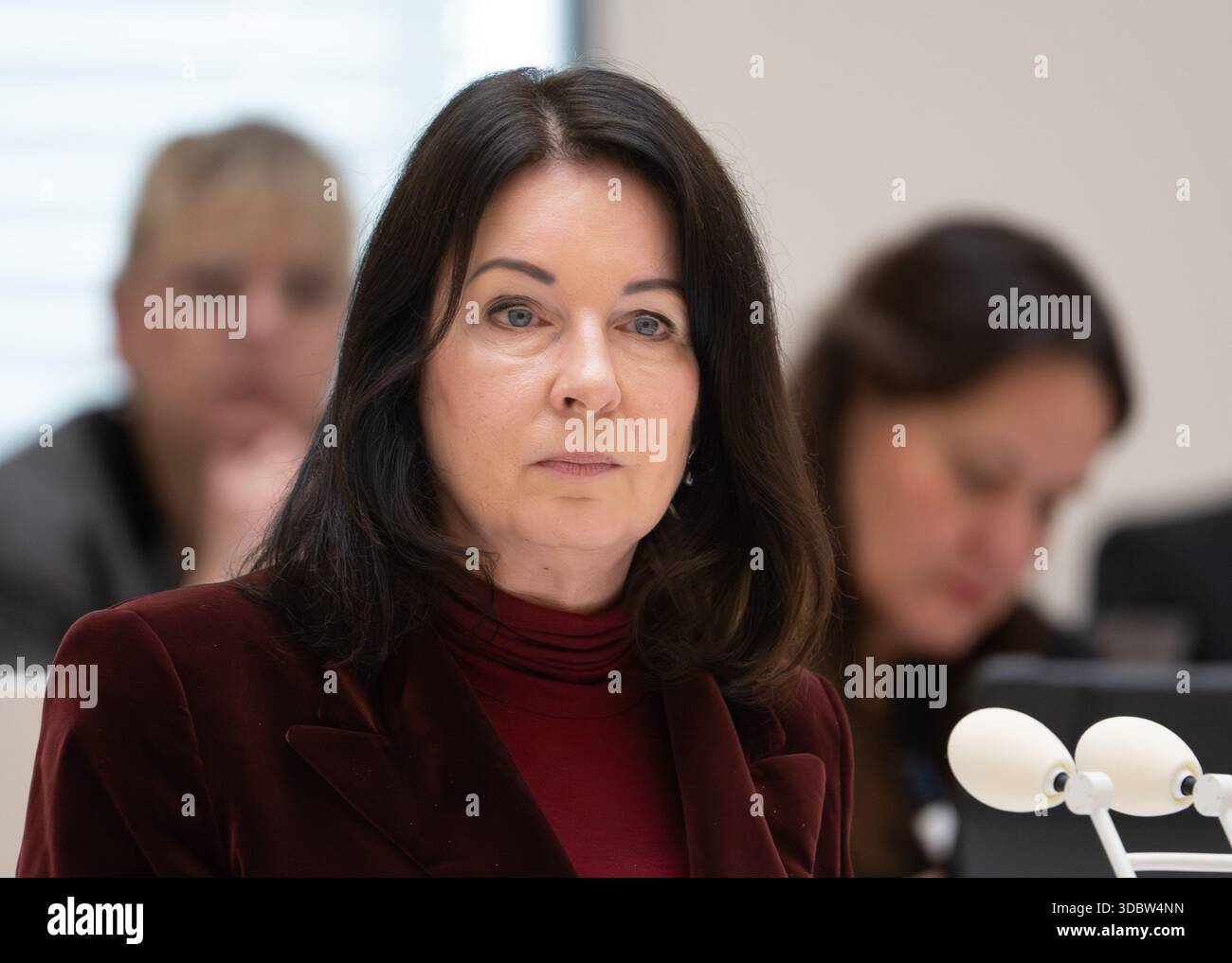Potsdam, Allemagne. 18 décembre 2025. Britta Müller (M, non membre du parti), ministre de la santé et des Affaires sociales du Brandebourg, photographiée lors de l'heure des questions de la 24e session du parlement de l'État du Brandebourg. Crédit : Soeren Stache/dpa/Alamy Live News Banque D'Images