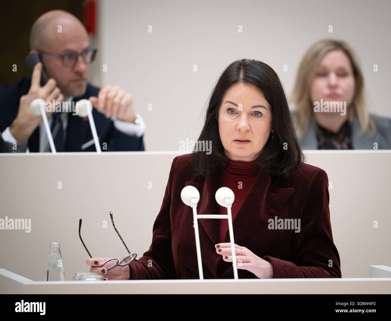 Potsdam, Allemagne. 18 décembre 2025. Britta Müller (M, non membre du parti), ministre de la santé et des affaires sociales du Brandebourg, intervient lors de l'heure des questions de la 24e session du parlement de l'État du Brandebourg. Crédit : Soeren Stache/dpa/Alamy Live News Banque D'Images