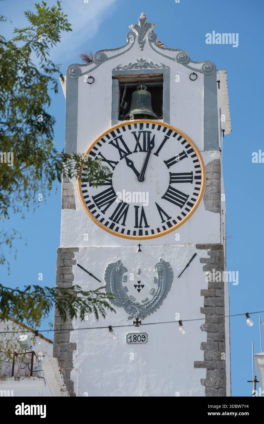 La tour de l'horloge de 1809 avec cloche, église de Santa Maria do Castelo, Tavira, Algarve, Portugal Banque D'Images
