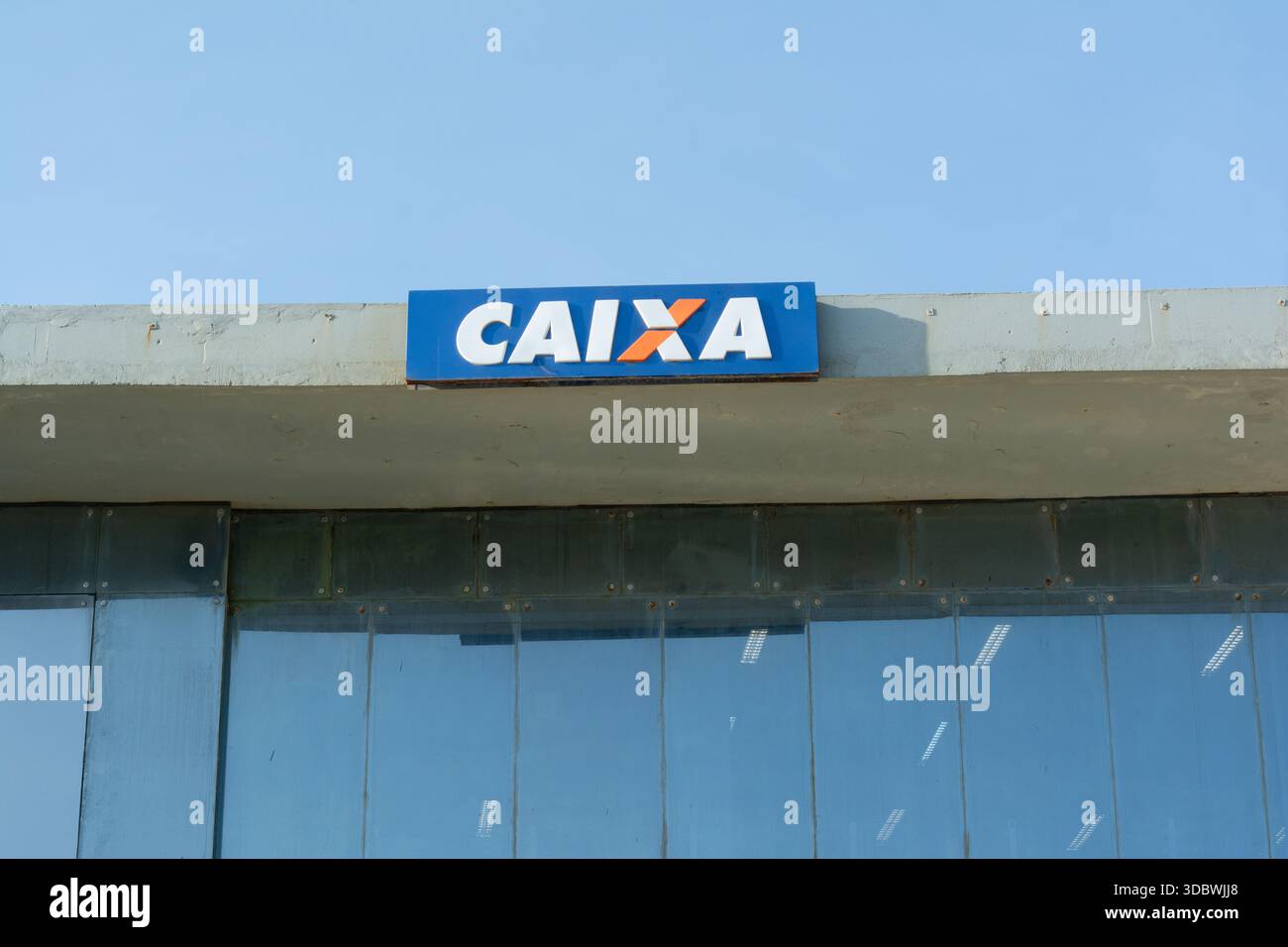 Salvador, Bahia, Brésil - 12 décembre 2025 : façade d'une branche fédérale de Caixa Economica avec un logo bleu et orange. Ville de Salvador, Bahia. Banque D'Images
