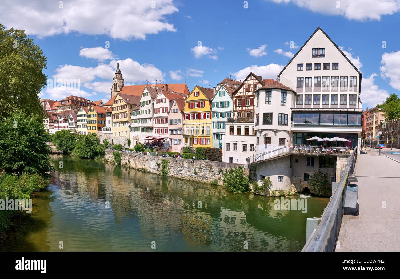 Tübingen, Allemagne - vue panoramique depuis le pont d'Eberhard jusqu'au célèbre Neckarfront de la vieille ville Banque D'Images