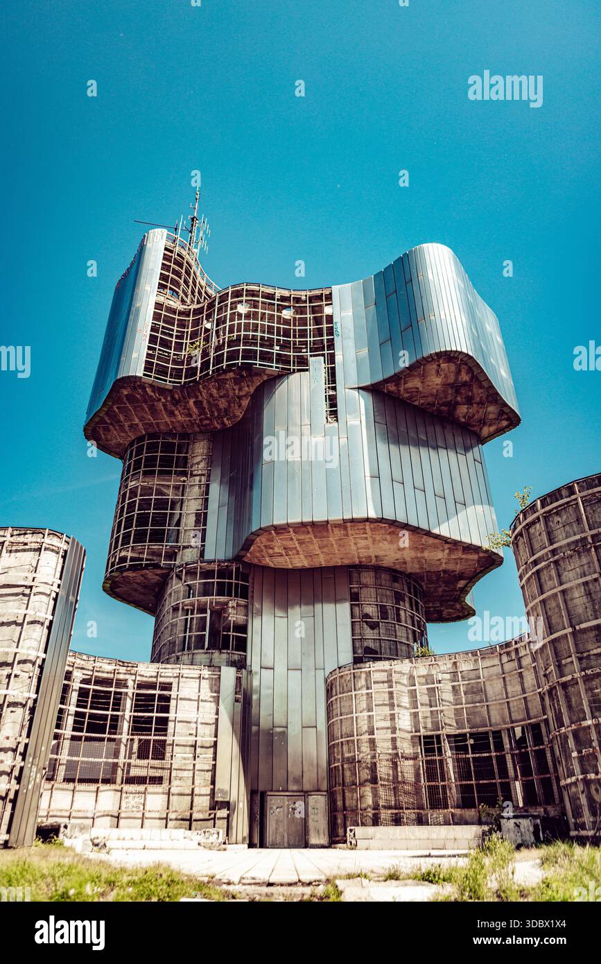 Vue d'un monument brutaliste et brutal se dresse contre le vaste ciel Azur, ses surfaces en béton altéré chuchotant des récits du temps et de l'histoire, C. Banque D'Images