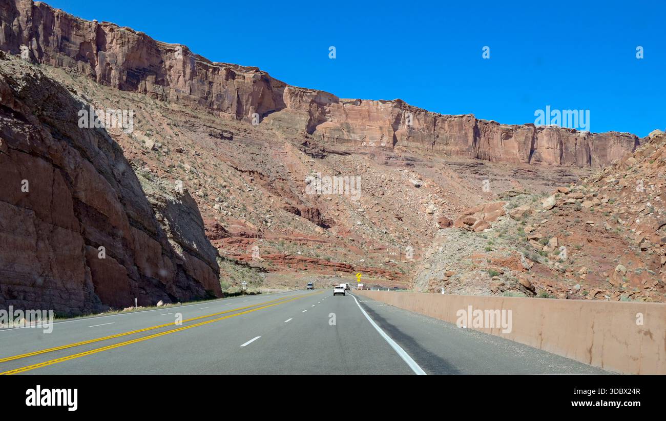 Moab, Utah, États-Unis - 26 mai 2025 : vue du conducteur sur l'autoroute à travers les montagnes spectaculaires à la périphérie de Moab Banque D'Images